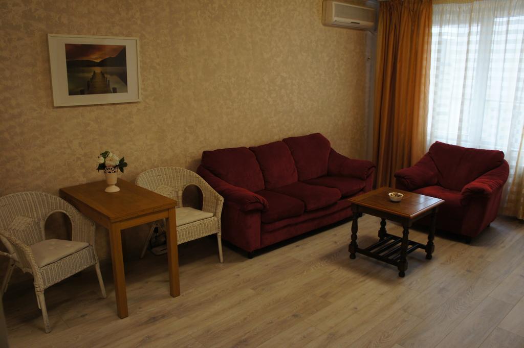 Agentia H Accommodation Boekarest Buitenkant foto