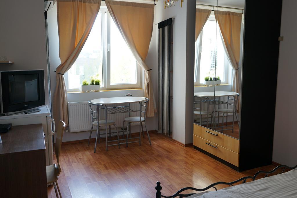 Agentia H Accommodation Boekarest Buitenkant foto
