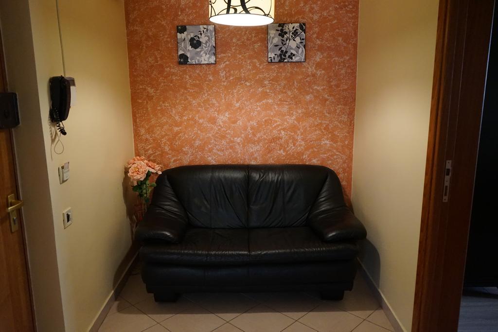 Agentia H Accommodation Boekarest Buitenkant foto